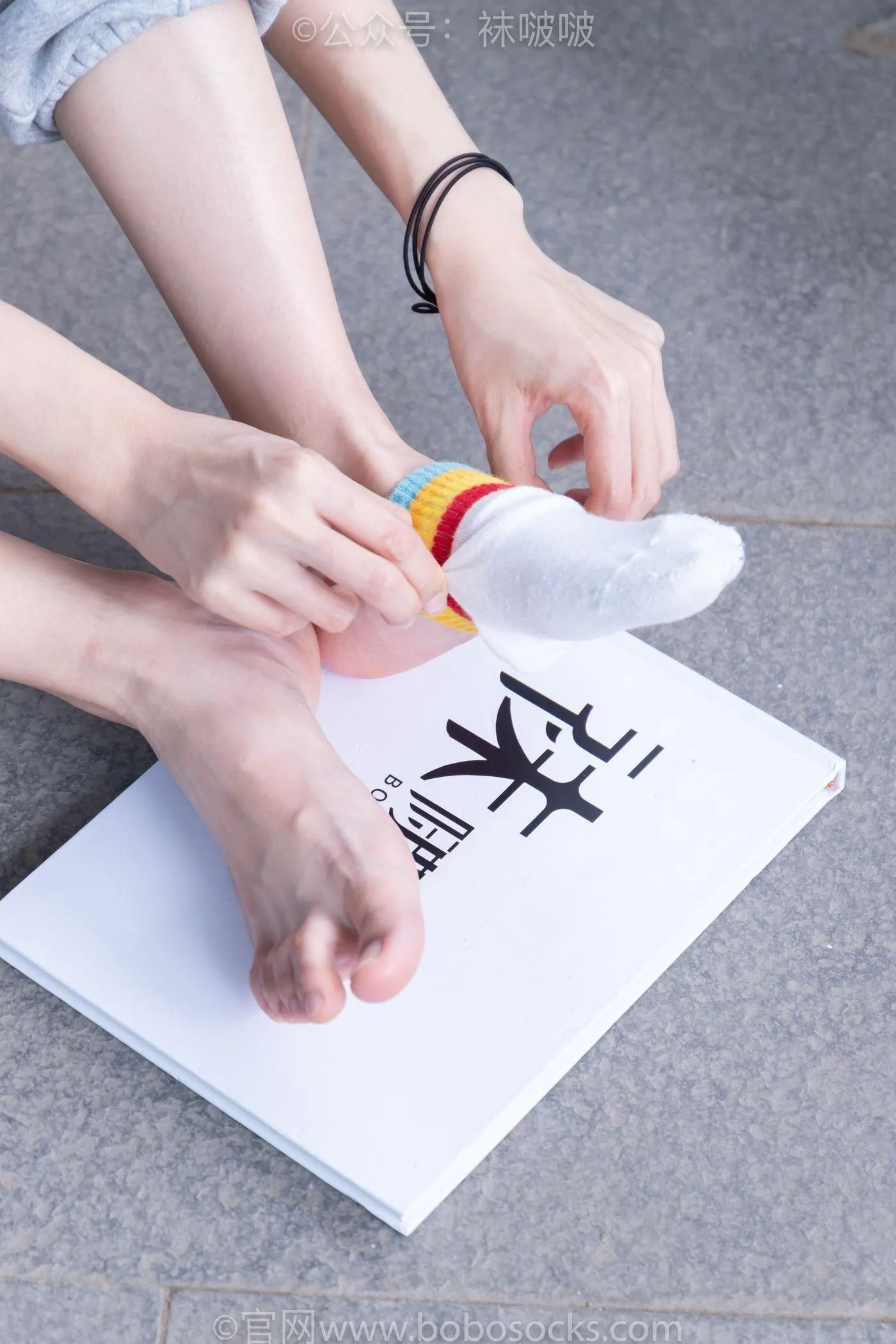 [BoBoSocks袜啵啵]NO.012 泡芙-运动鞋、白棉袜、裸足 [132P]插图2